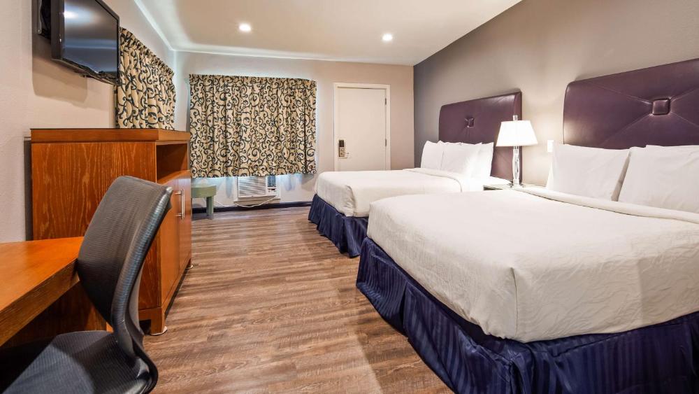 Queen Room with Two Queen Beds - Non-Smoking interior